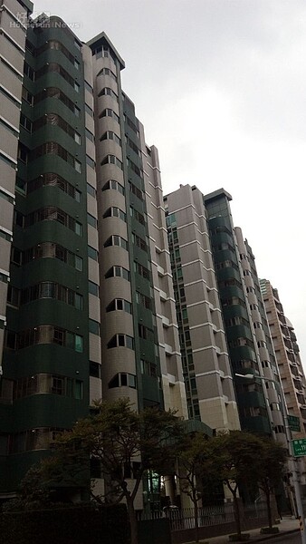 3.面向巷弄的「帝景水花園」五期正門，門禁森嚴，出入都嚴格管制。
