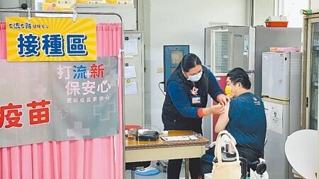 藝人大S猝逝掀流感疫苗搶打潮,同時帶動新冠與肺炎鏈球菌疫苗打氣,年輕族群多採「左流右新」,同時施打流感與新冠疫苗。(蕭嘉蕙攝)