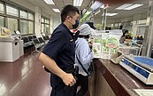 戶政貼心電話轉接刑警必有詐　真警察趕到郵局阻詐142萬元
