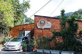 重機轟隆隆引擎聲殺彎的新屋路旁，魚菜共生實驗農場正努力的推廣這套系統，期望民眾能夠自己自足享受到無毒無農藥的新鮮蔬果。